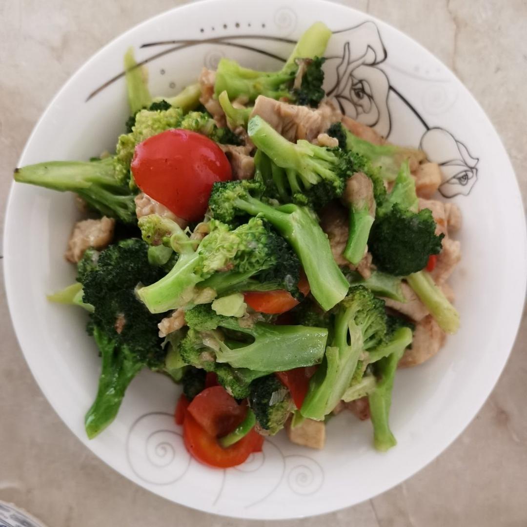 鸡胸肉炒西兰花