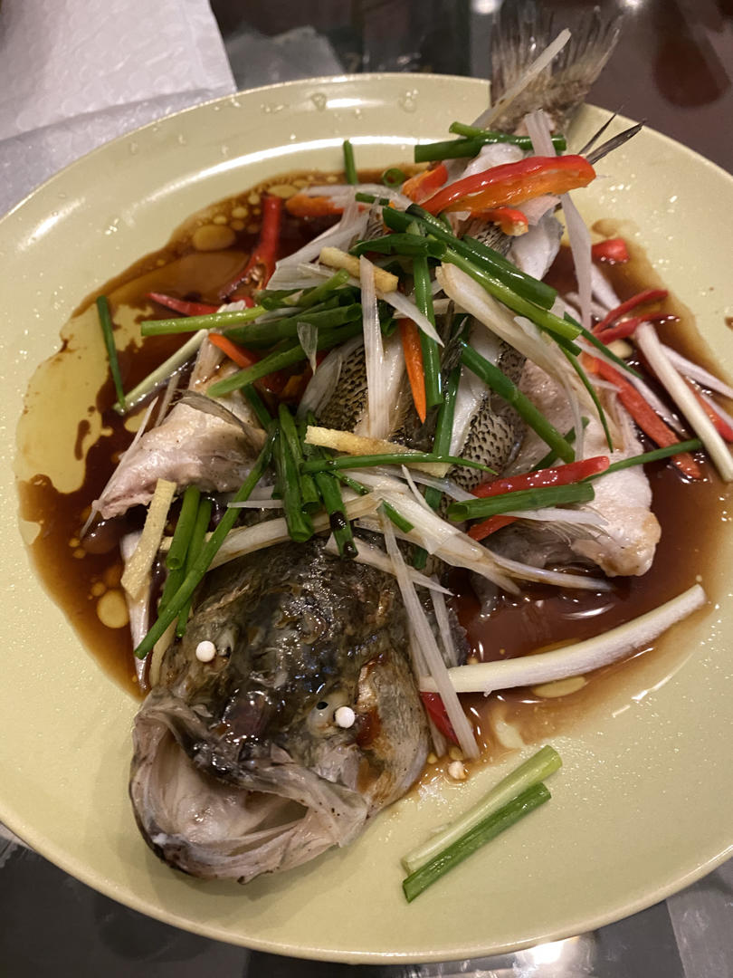 考究的清蒸鲈鱼