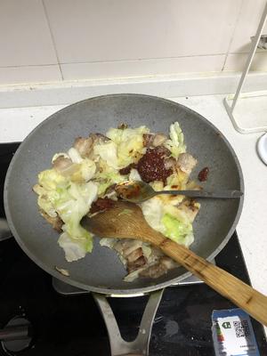 豆瓣酱包菜回锅肉的做法 步骤5