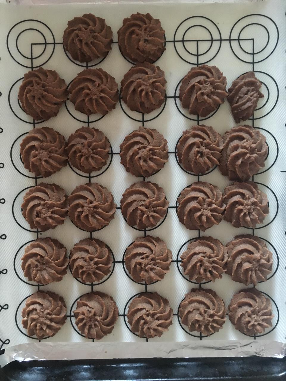 挤花毫无压力的巧克力曲奇