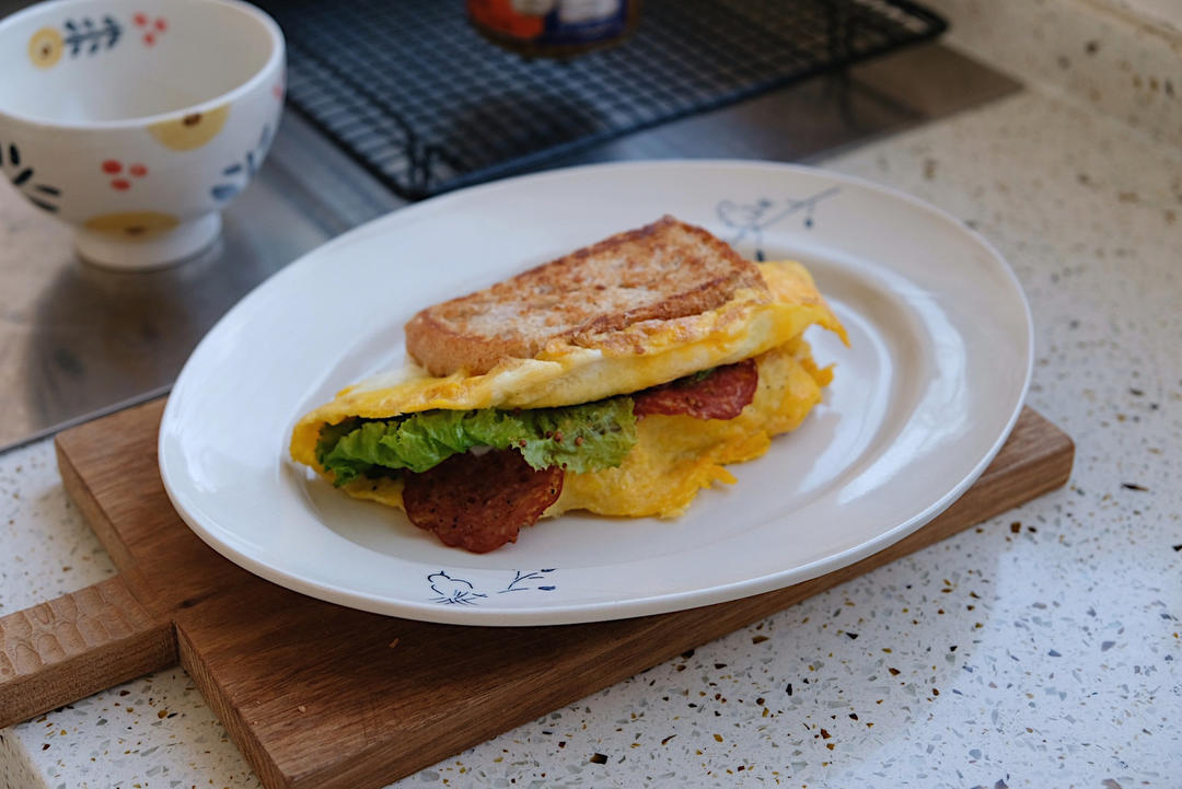 牛油果虾仁蛋包三明治