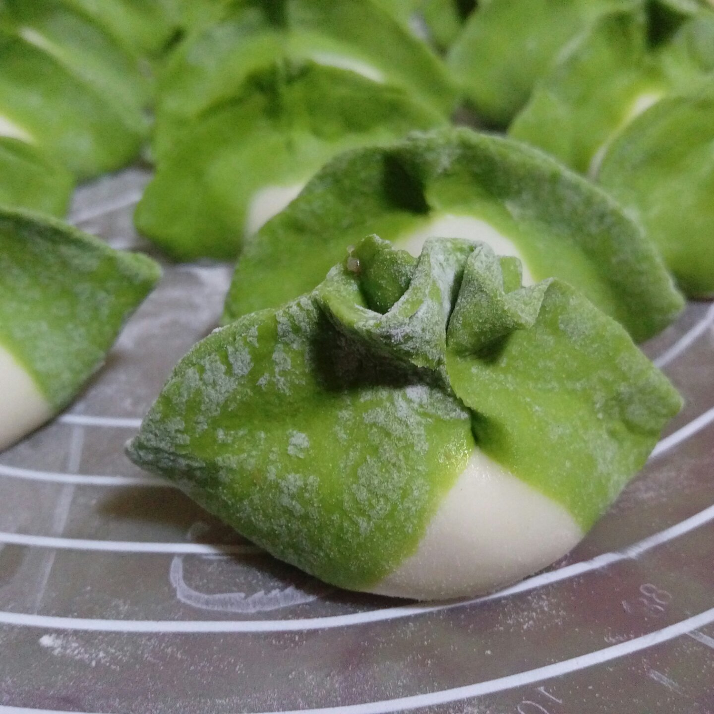 翡翠白玉白菜饺子详细版（附翡翠白玉白菜饺子包法，翡翠白玉饺子皮两种制法，面包机和面，翡翠白玉烧卖，各种馅料搭配）