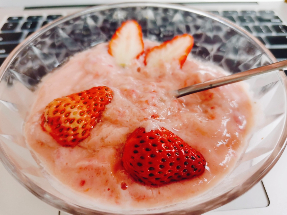 草莓奶昔夏日清凉饮品的做法 步骤3