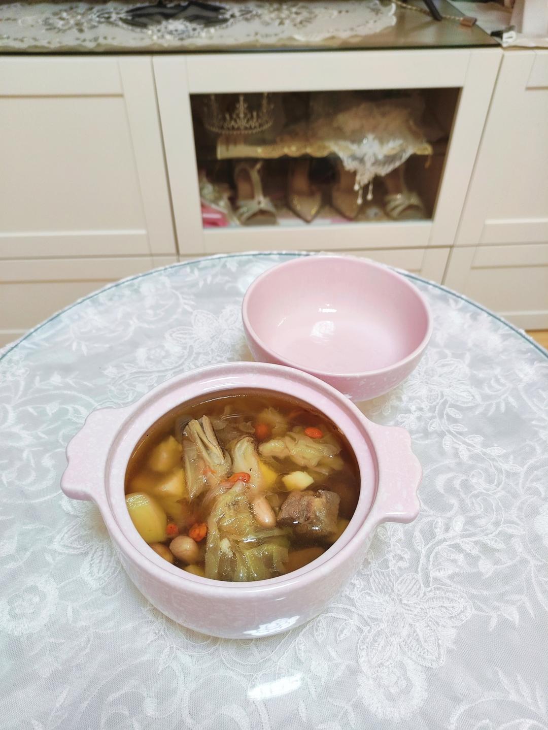 砂锅版 整只鸡，不用切的菌菇鸡汤（2人份）冬天，用砂锅暖暖身子吧！学会了这个煲汤方法，鸡汤、牛肉汤、羊肉汤都不是问题。