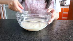 懒蛋蛋布丁 香蕉牛奶布丁 妈妈宝贝食谱的做法 步骤2