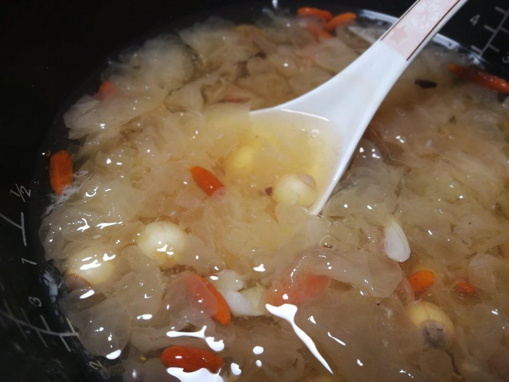 鲜银耳莲子羹