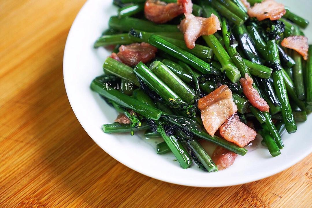 菜苔炒五花肉-袁姗姗特别喜欢的一种蔬菜，自古就是网红菜，搭配五花肉炒一上桌就被抢光