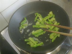 青椒干煸各种菇的做法 步骤5