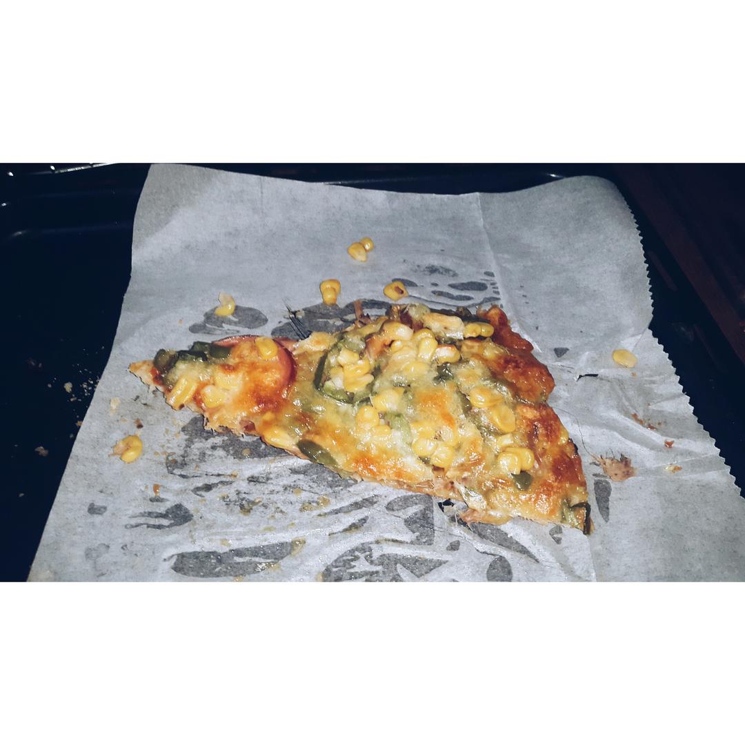 薄饼脆皮火腿pizza