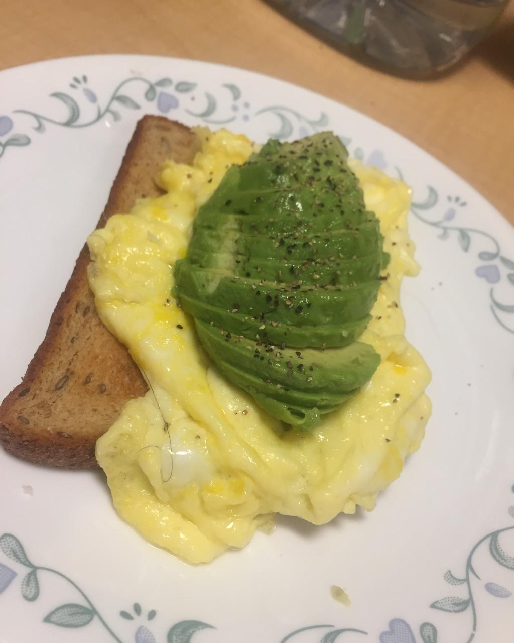 鳄梨美式蛋多士