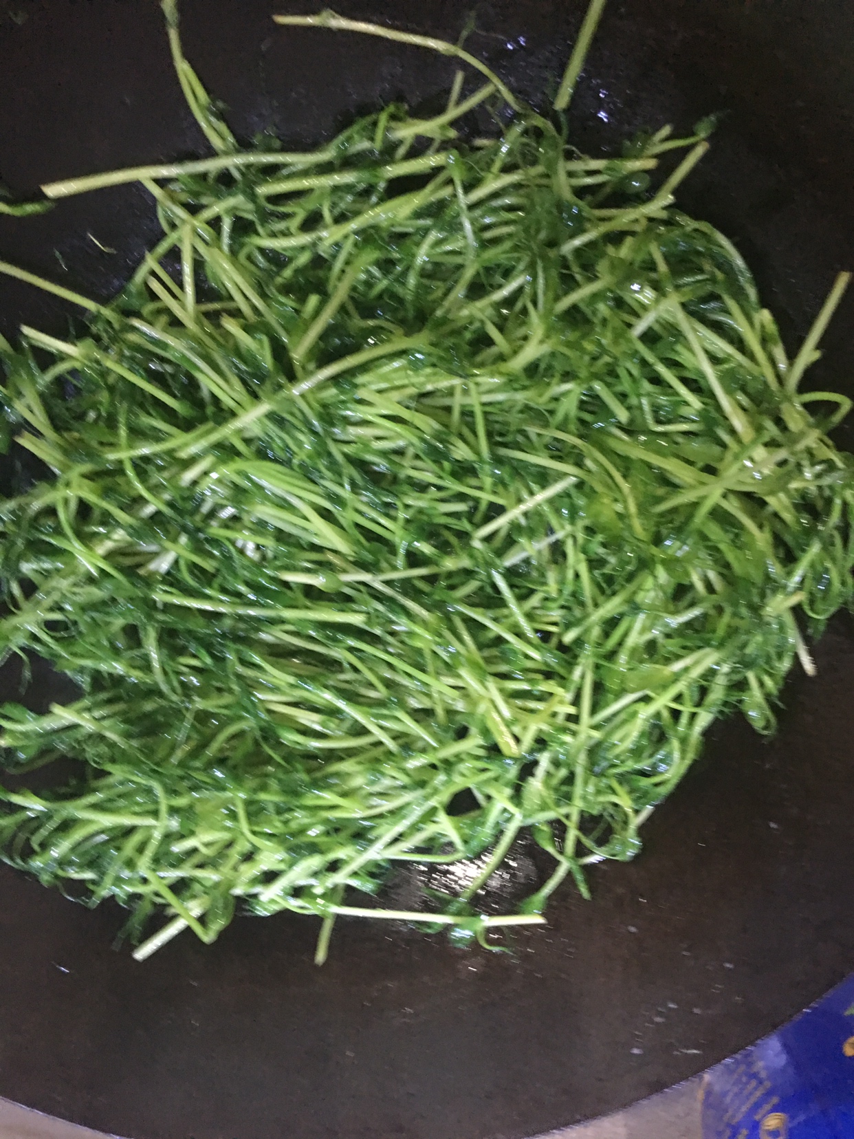 清炒豌豆苗，就爱这抹带着清香的翠绿～的做法 步骤1