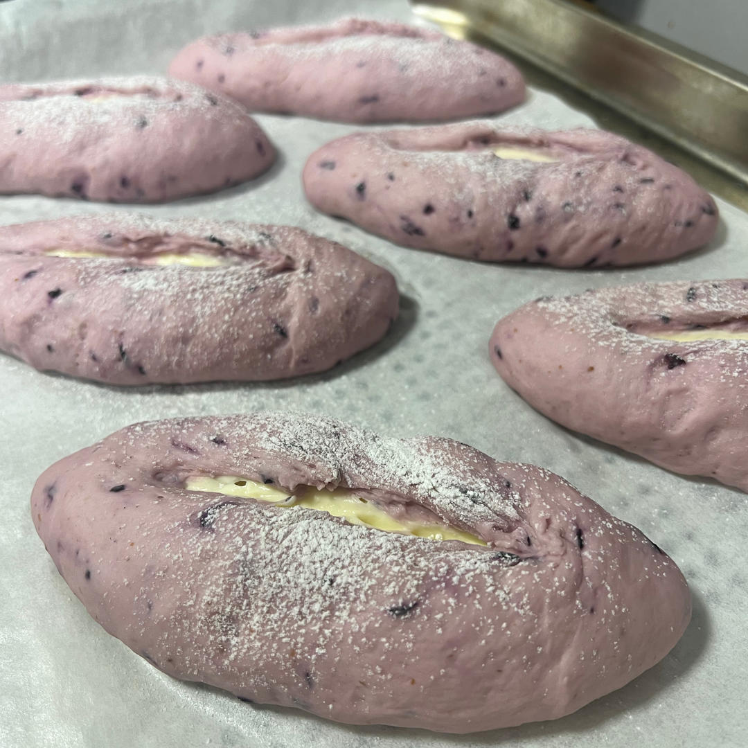 酸酸甜甜奶香浓郁的蓝莓乳酪软欧面包！