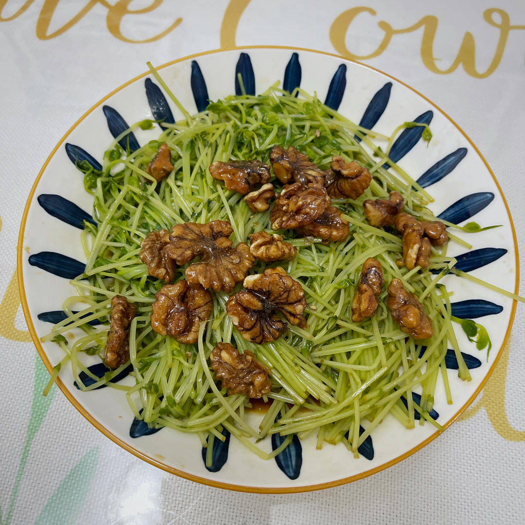 核桃仁拌豌豆苗