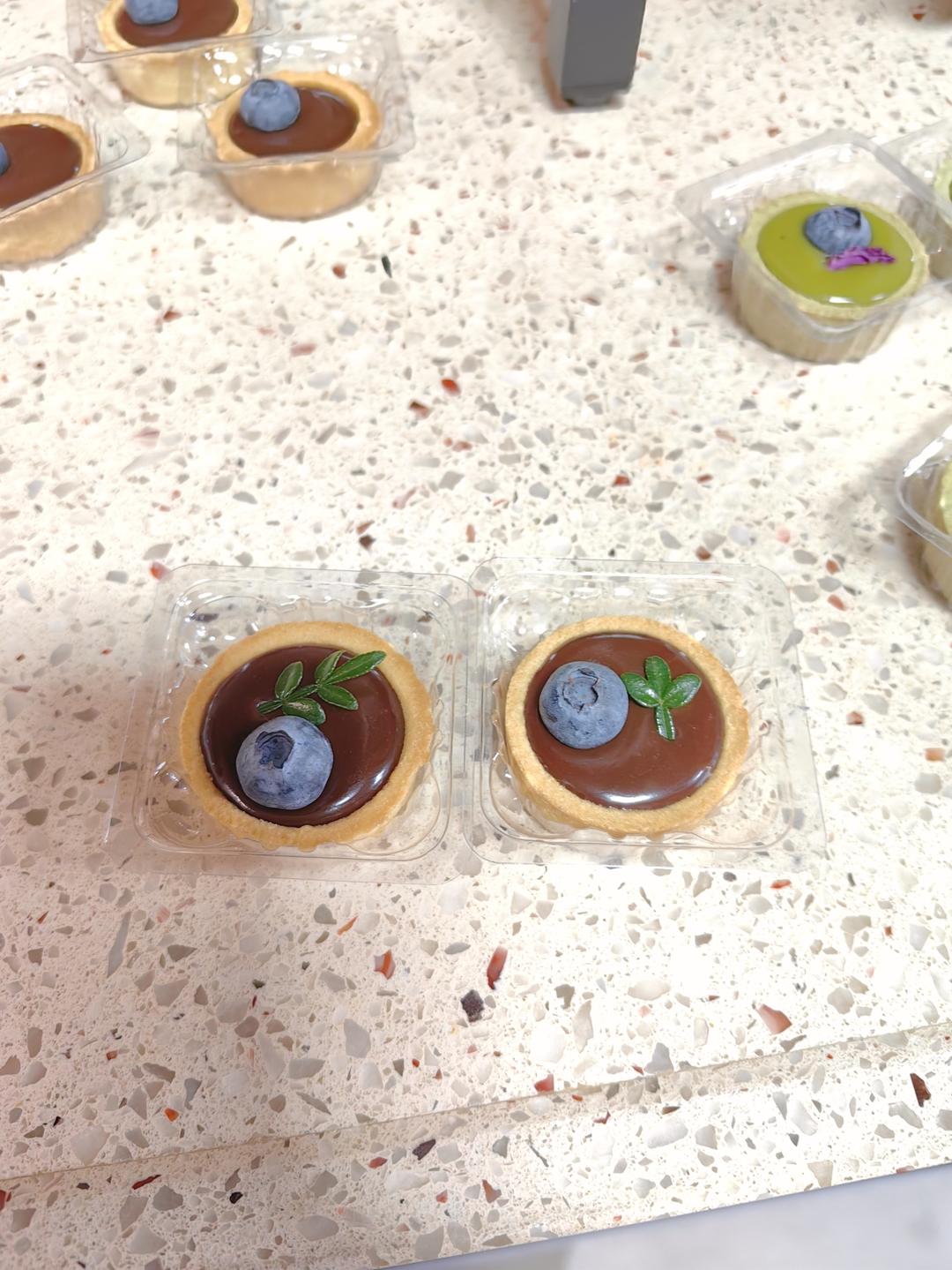 塔心浓郁丝滑、塔壳酥脆香甜，一口沦陷，巧克力控们福音来了冰山熔岩巧克力[话题] 熔岩巧克力挞[话题] 巧克力控[话题]