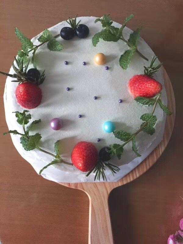 朴素的草莓奶油蛋糕～切开也是一样的朴素