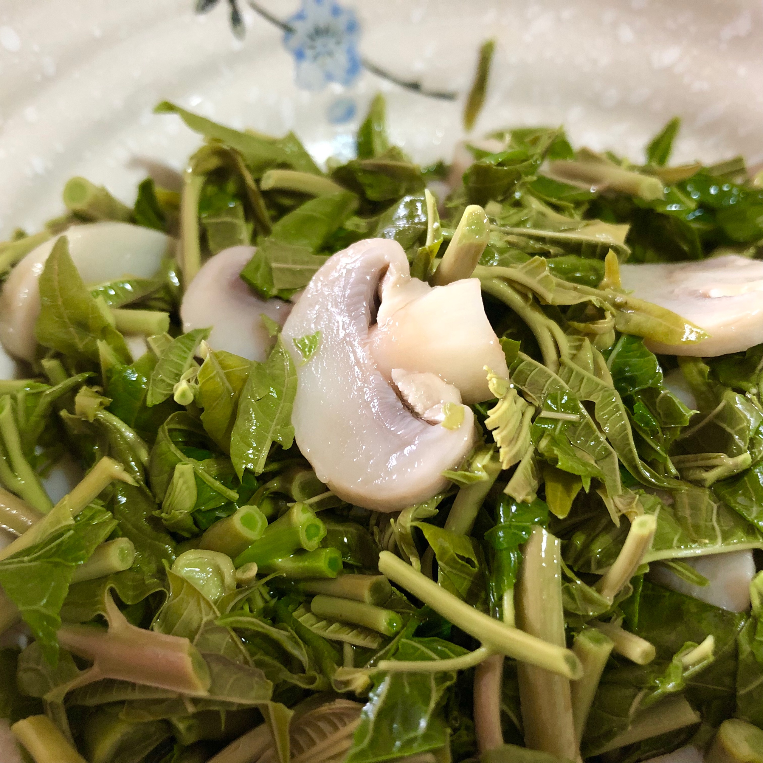 白蘑菇拌香椿｜春日小菜的做法