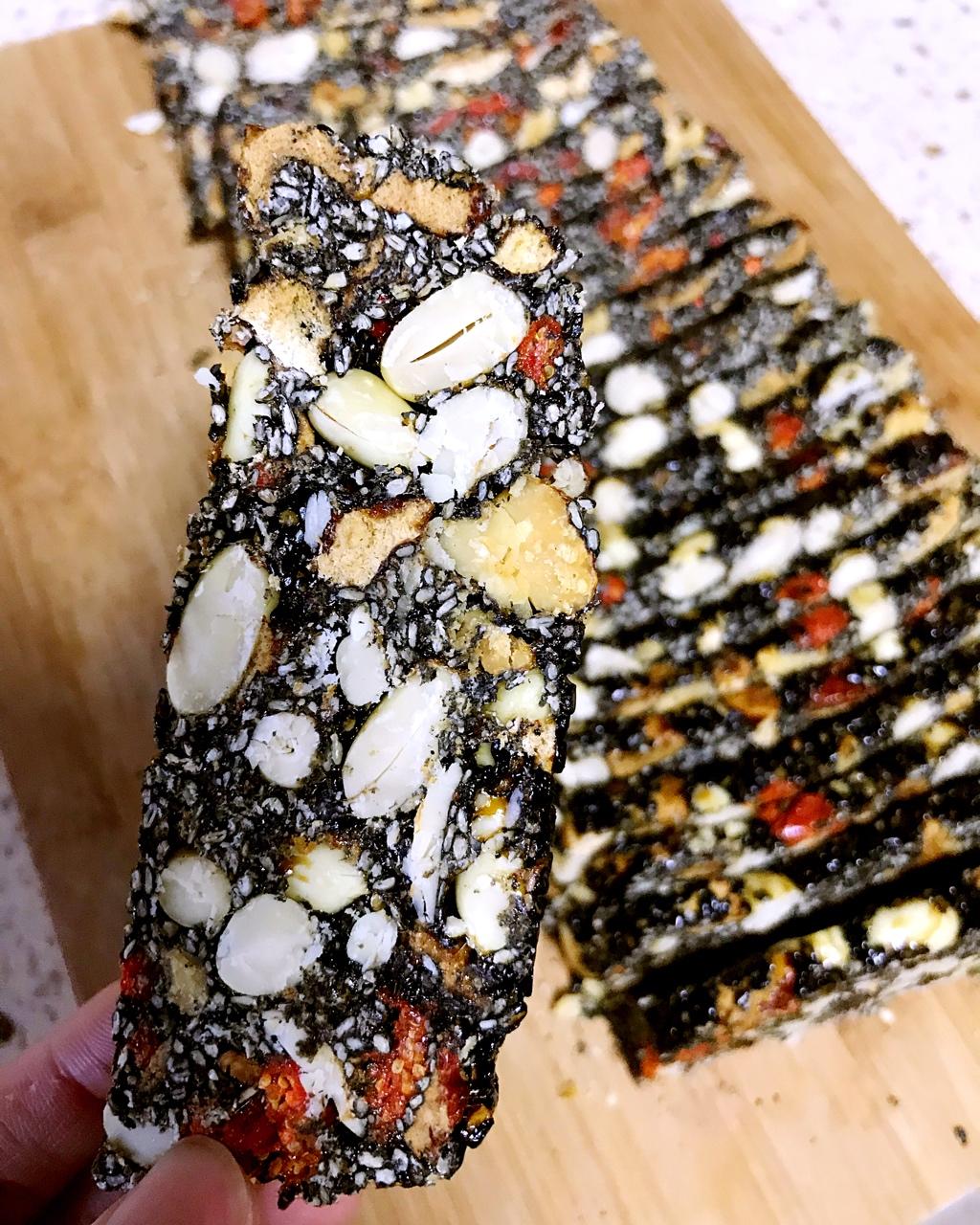 偶尔下厨的小姐姐做的红枣核桃黑芝麻糕