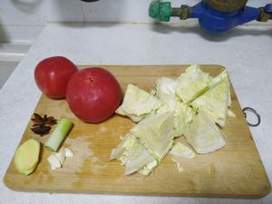 番茄圆白菜汤的做法 步骤1