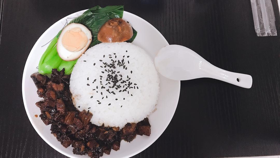 洋葱酥卤肉饭