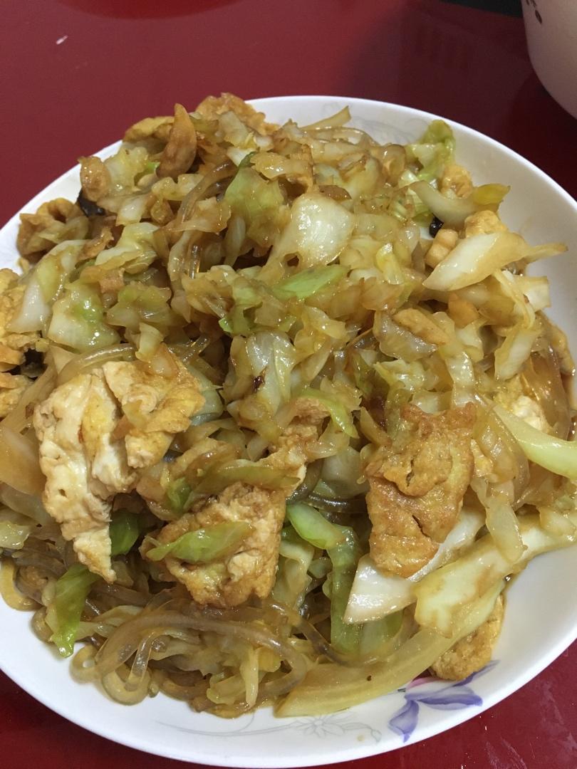 看似普通却超级下饭的圆白菜炒粉丝