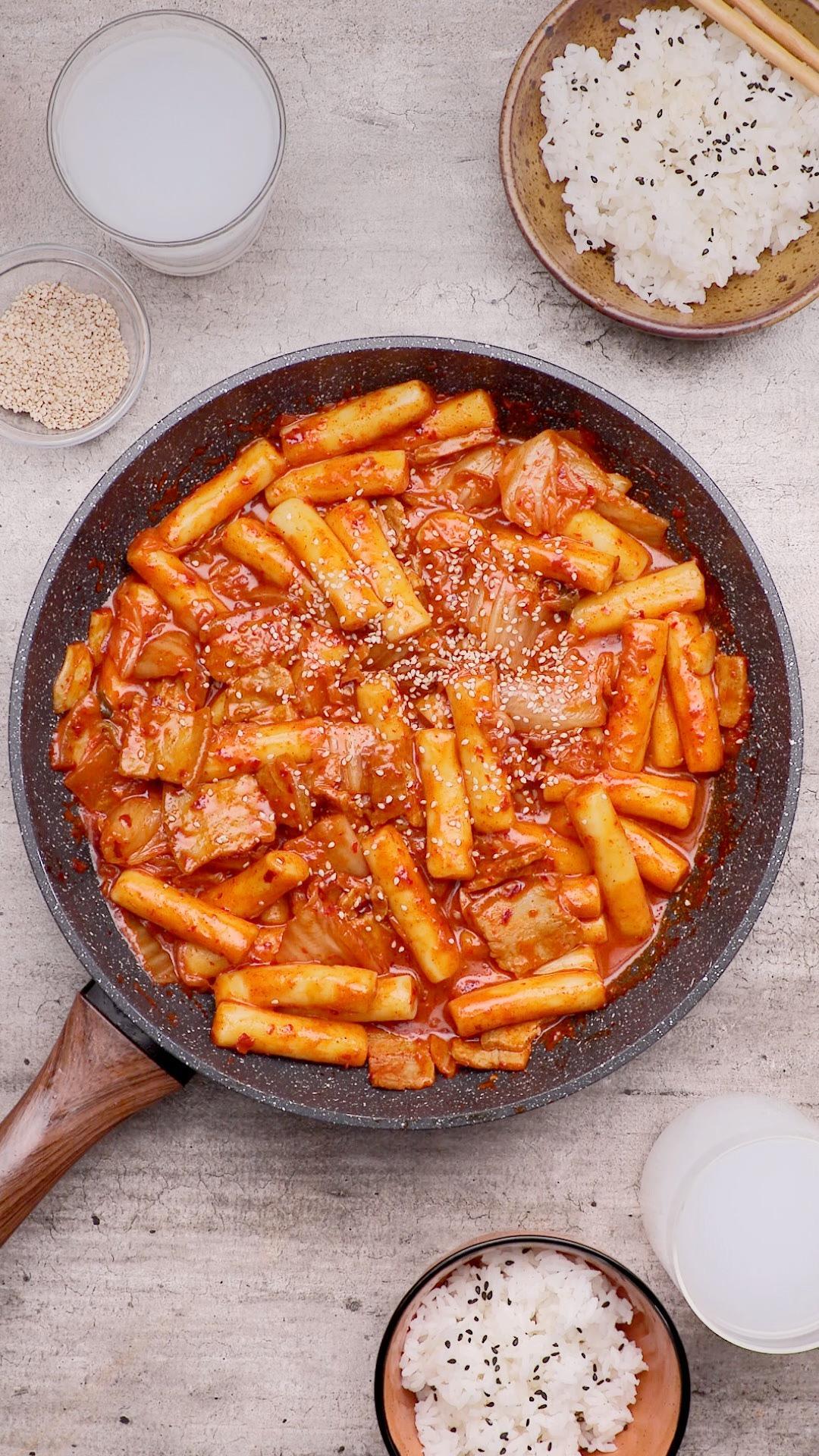 泡菜五花肉炒年糕的做法