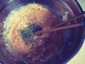 辣白菜菌菇煎饼的做法 步骤6