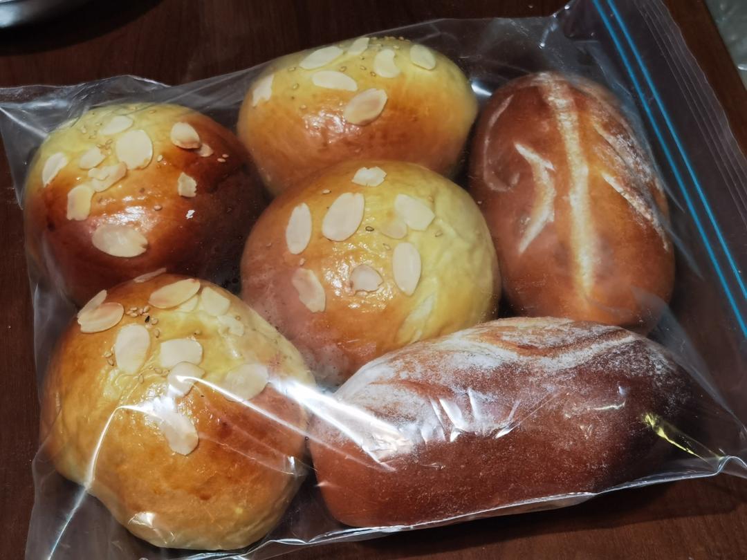 如棉花般松软的海苔肉松面包