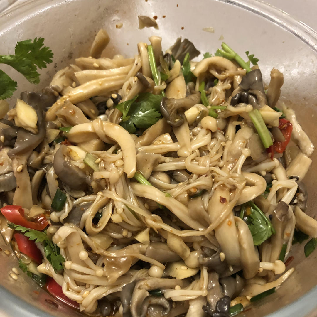 拌一盘光一盘‼️好吃到无法停下来的节奏😋😋凉拌平菇