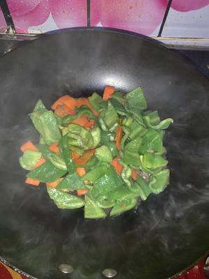 胡萝卜炒青椒的做法 步骤3