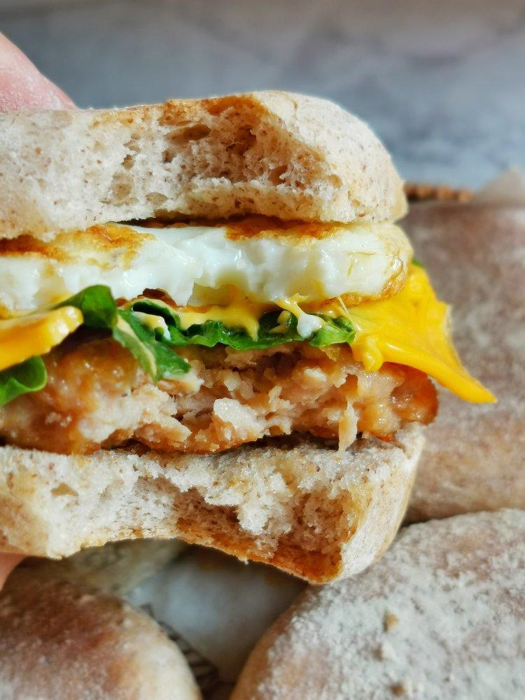 低脂营养快手早餐~甩金拱门8条街的黑麦麦满分