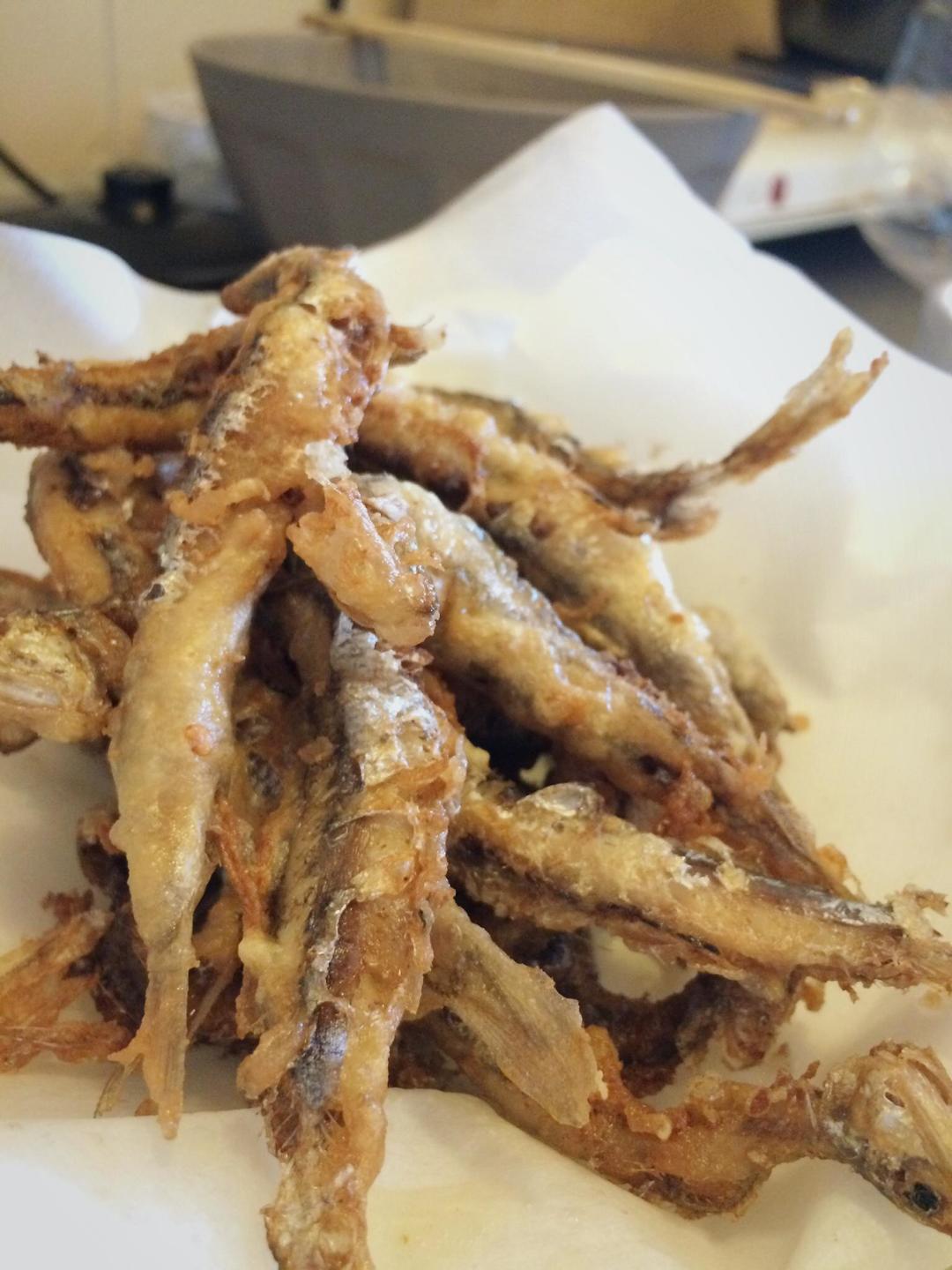 酥炸小海鱼的做法