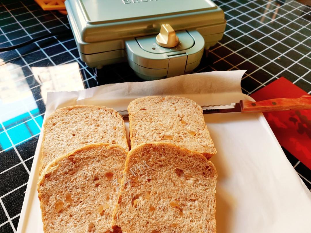 高纤低脂的全麦核桃吐司