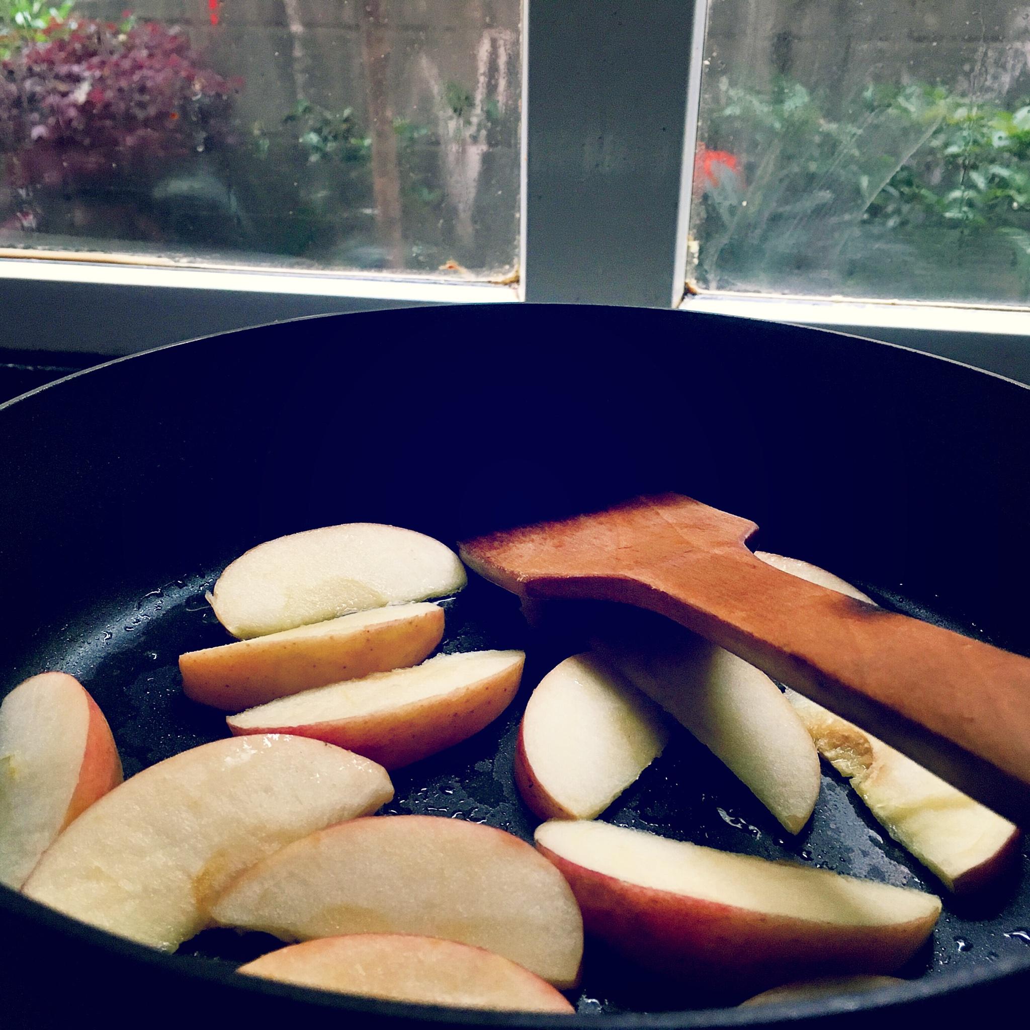 煎苹果的做法 步骤1