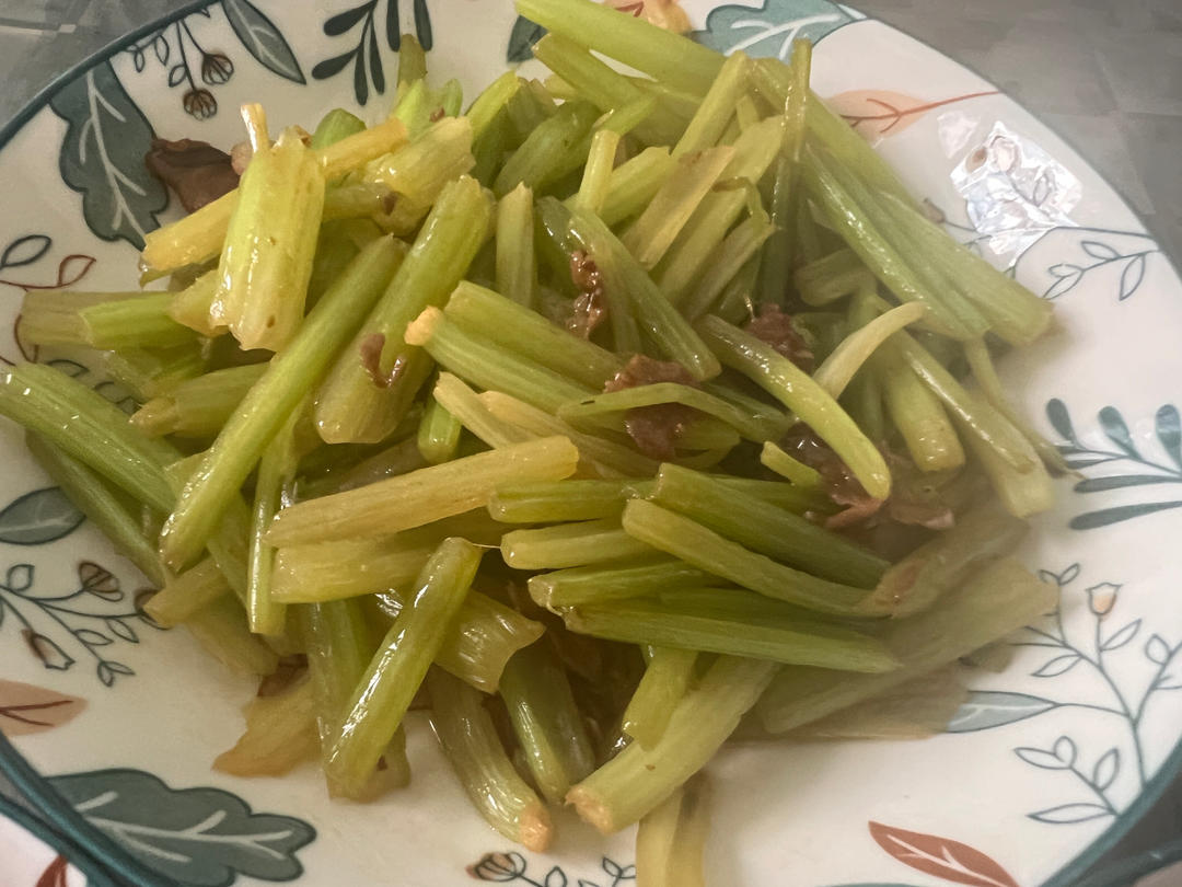 有点费米饭的芹菜炒肉