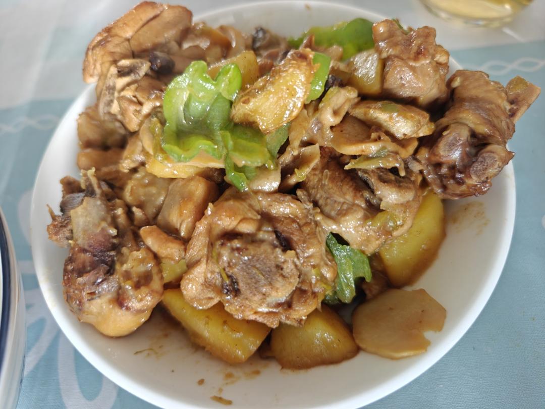 鸡腿炖土豆 上桌秒空盘 汤都喝干了！