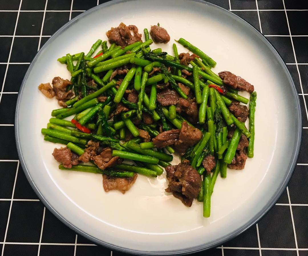 黑椒牛肉炒芦笋