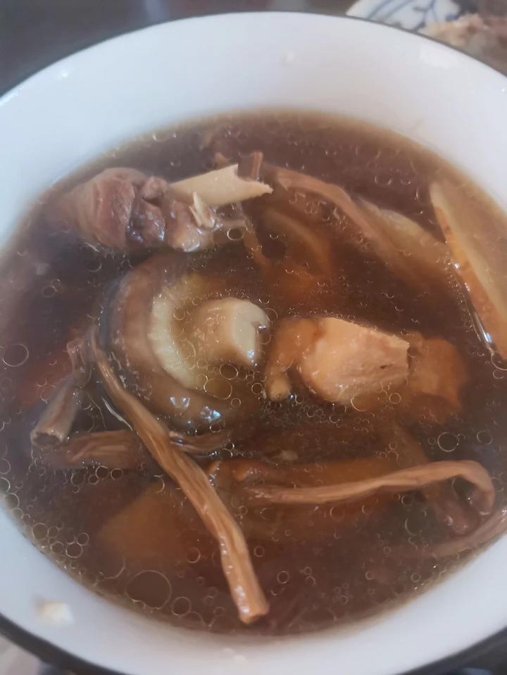 茶树菇鸡汤（孕妇的绝佳靓汤）