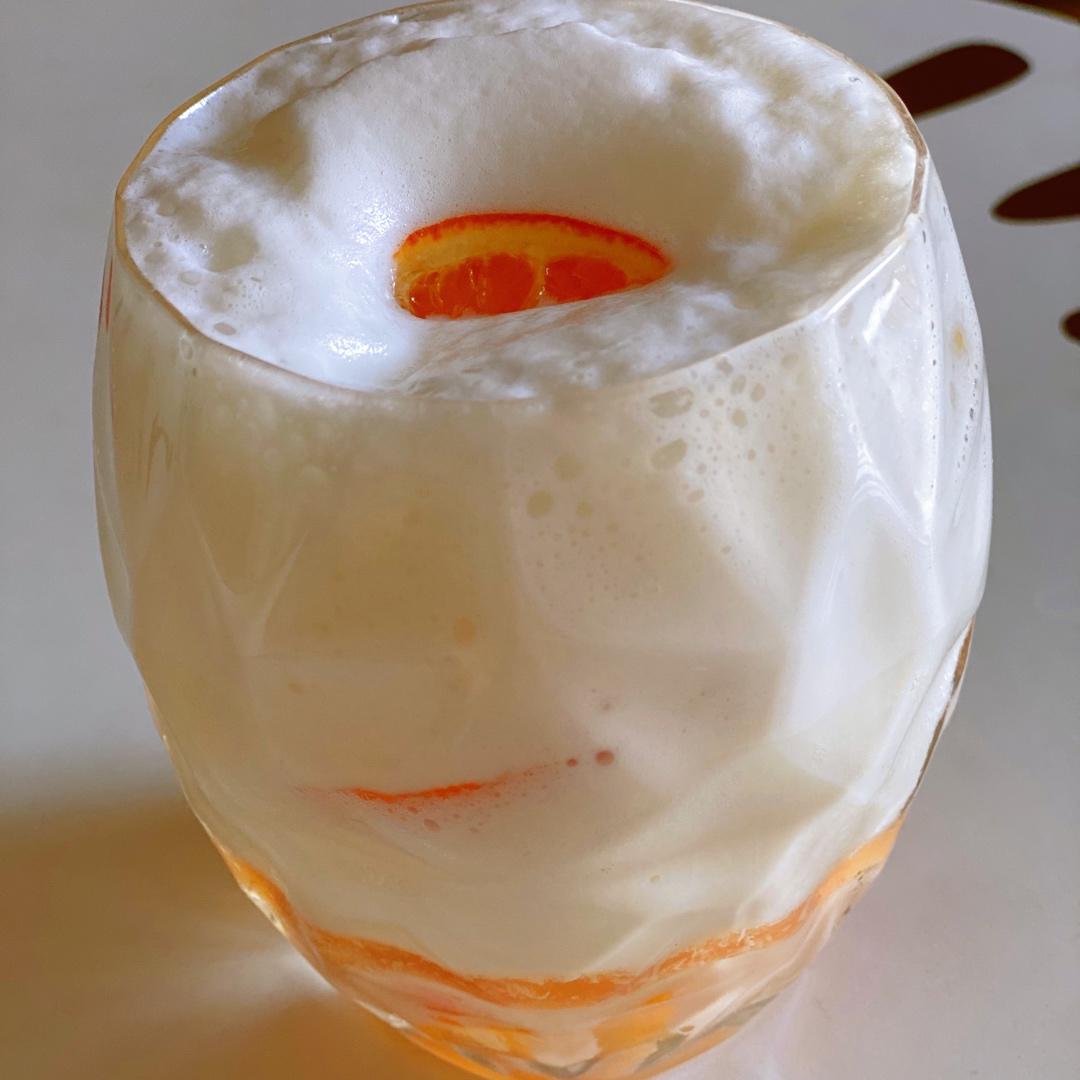 薇如mogu做的咖啡之友陷入牛奶的橘子