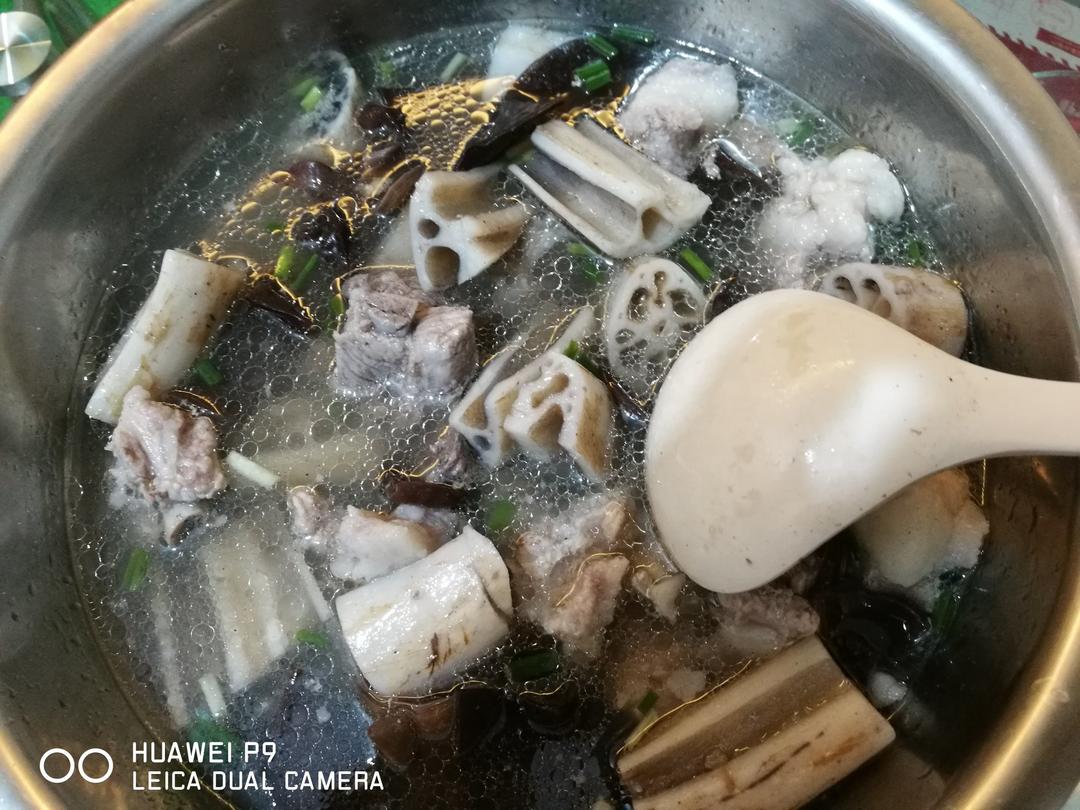 莲藕木耳排骨汤
