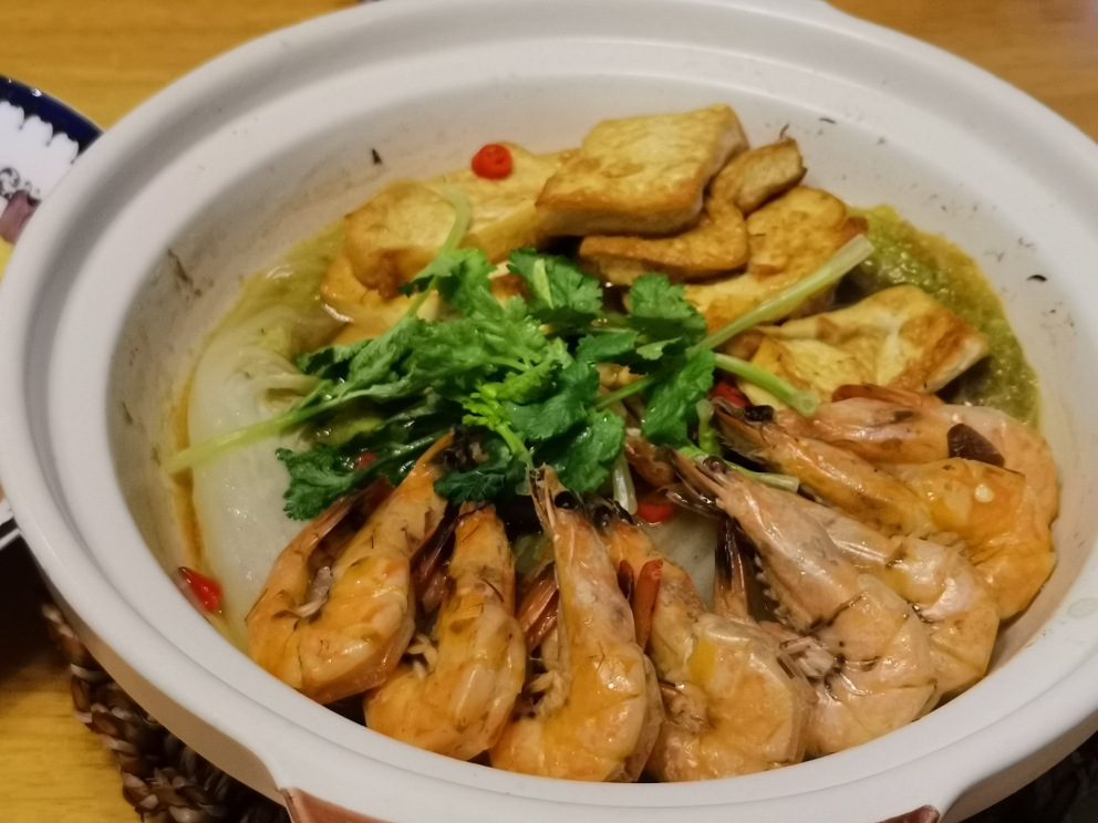 家常“山珍海味”——鲜虾豆腐菌菇煲的做法