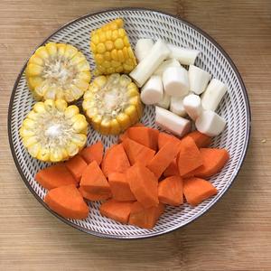 山药玉米胡萝卜烤鸭架汤的做法 步骤3