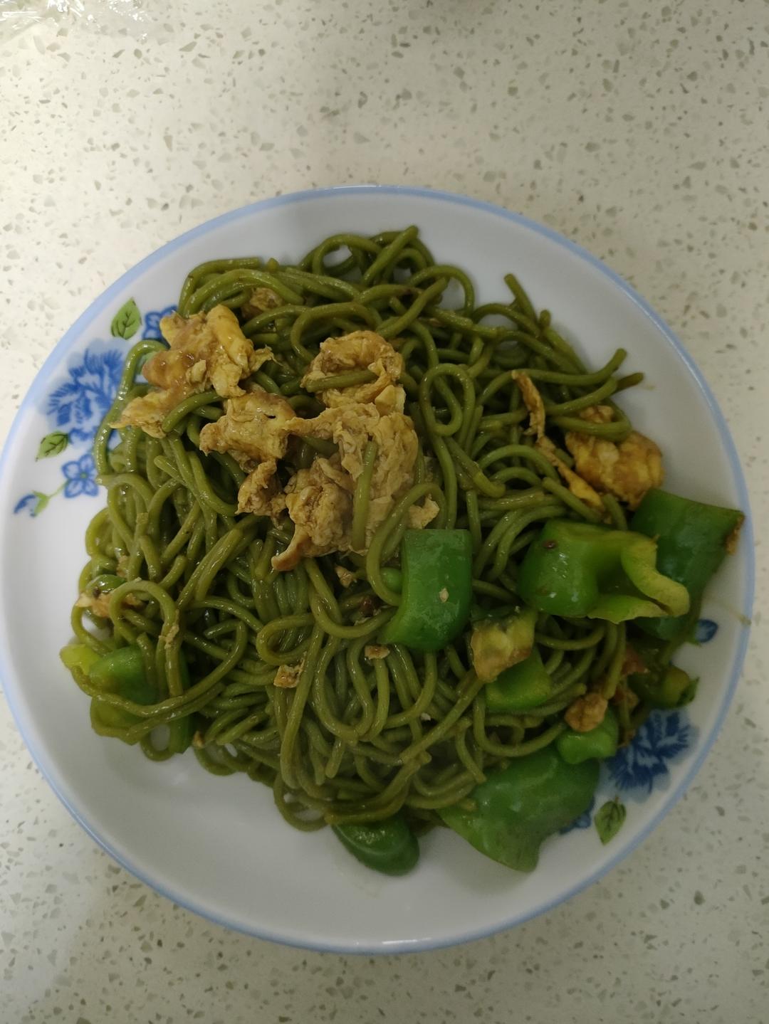 好吃到飞起青椒鸡蛋炒面！零失败