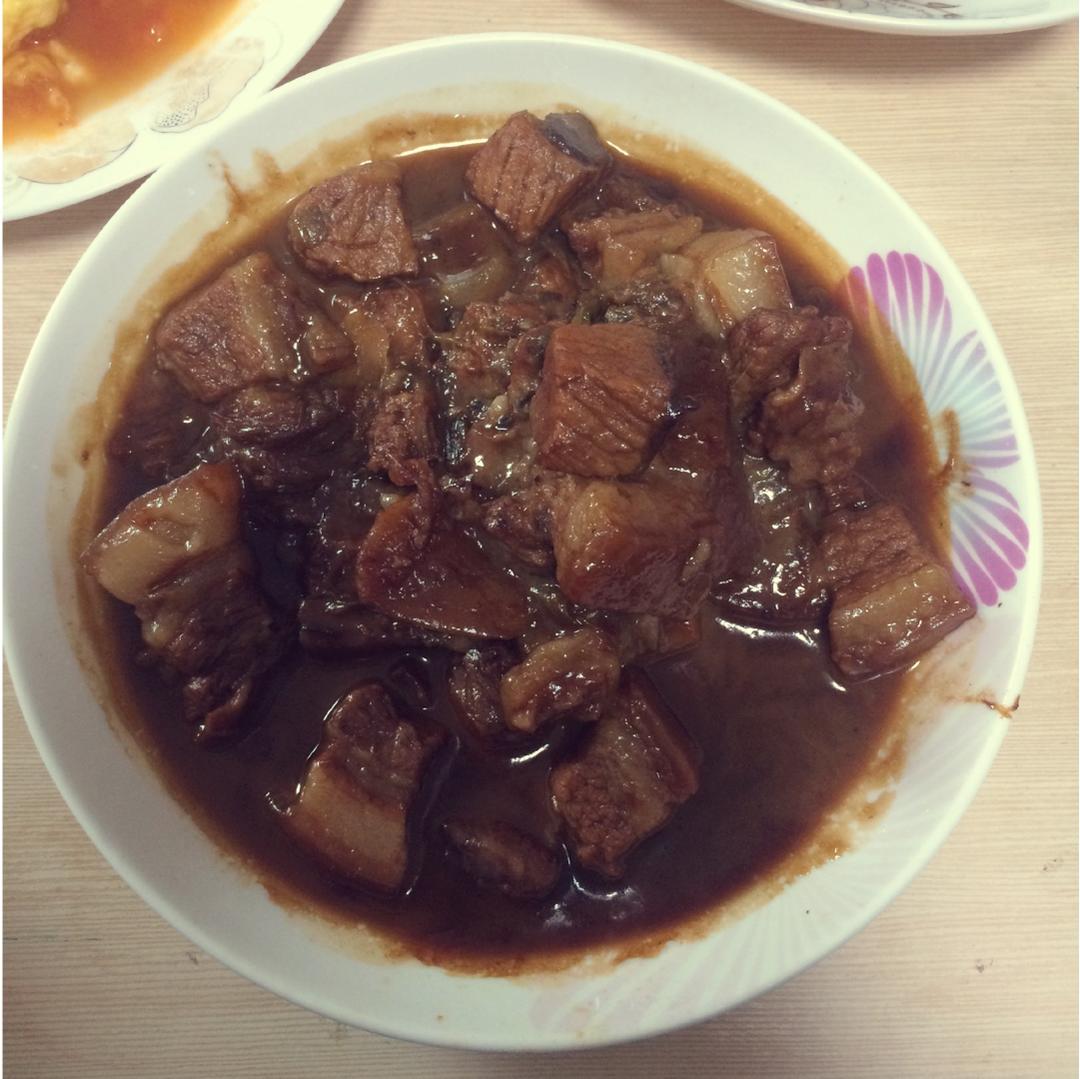 吃着碗里望着锅里的红烧肉