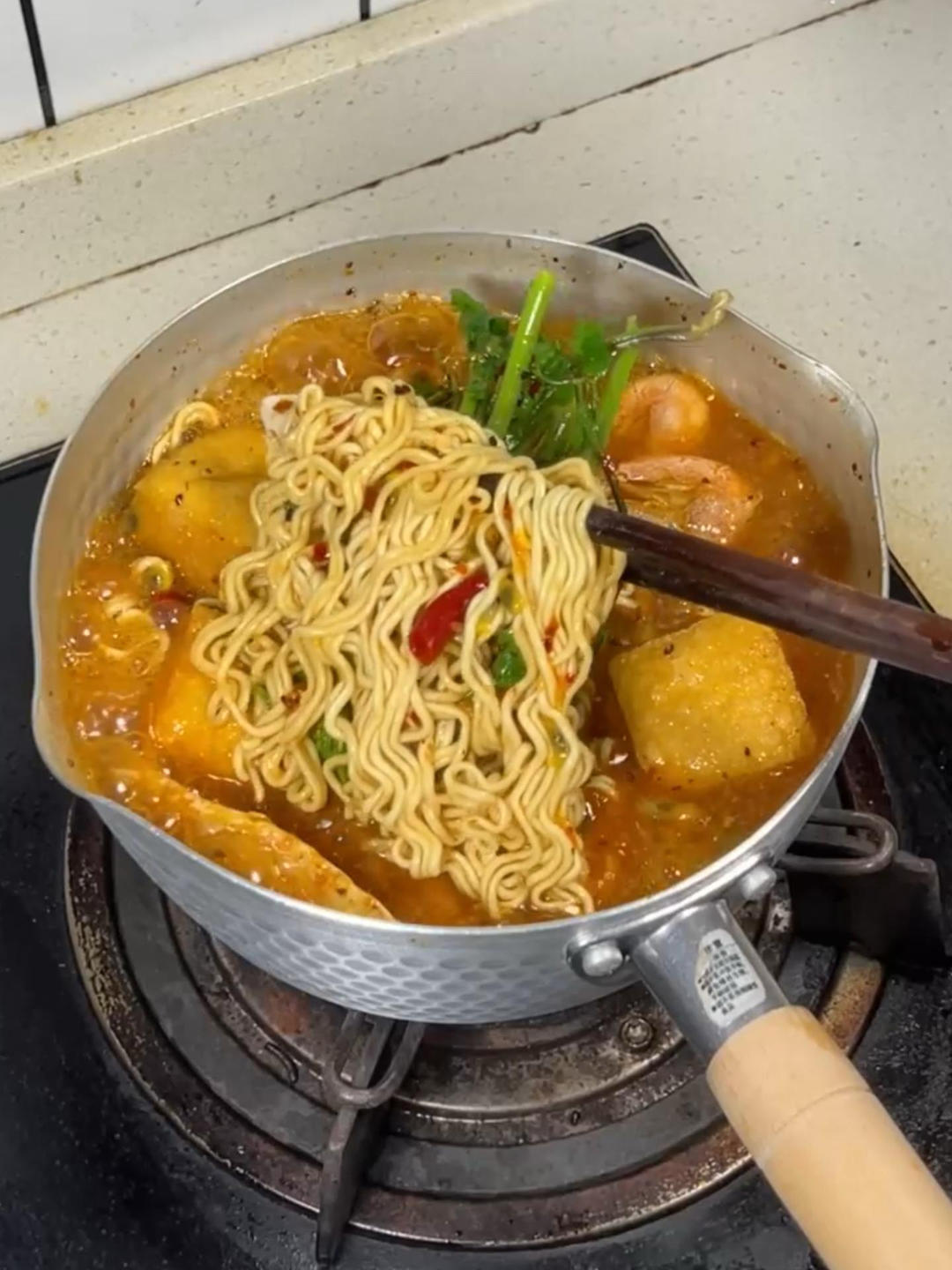 00后拒绝外卖自己做饭，简单煮碗泡面！