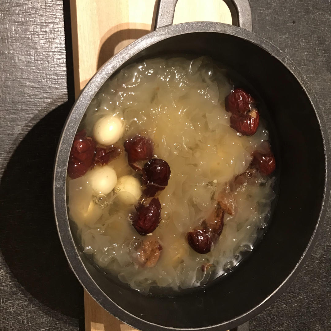 红枣银耳莲子羹(十分钟快速出胶)