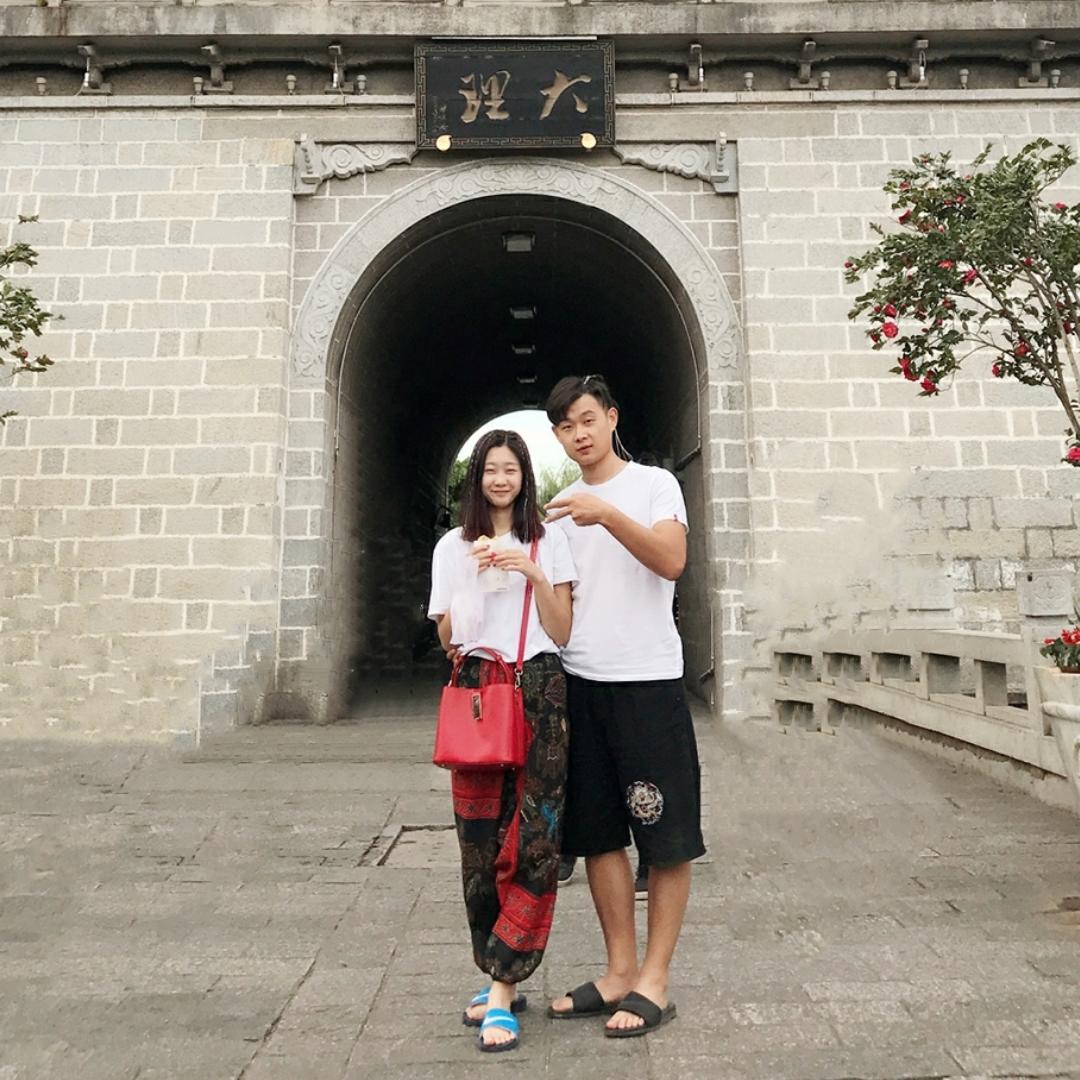 过来让我咬一口