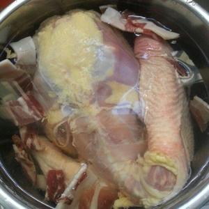 火腿土鸡火锅的做法 步骤3