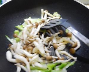 西兰花蟹味菇汤的做法 步骤3