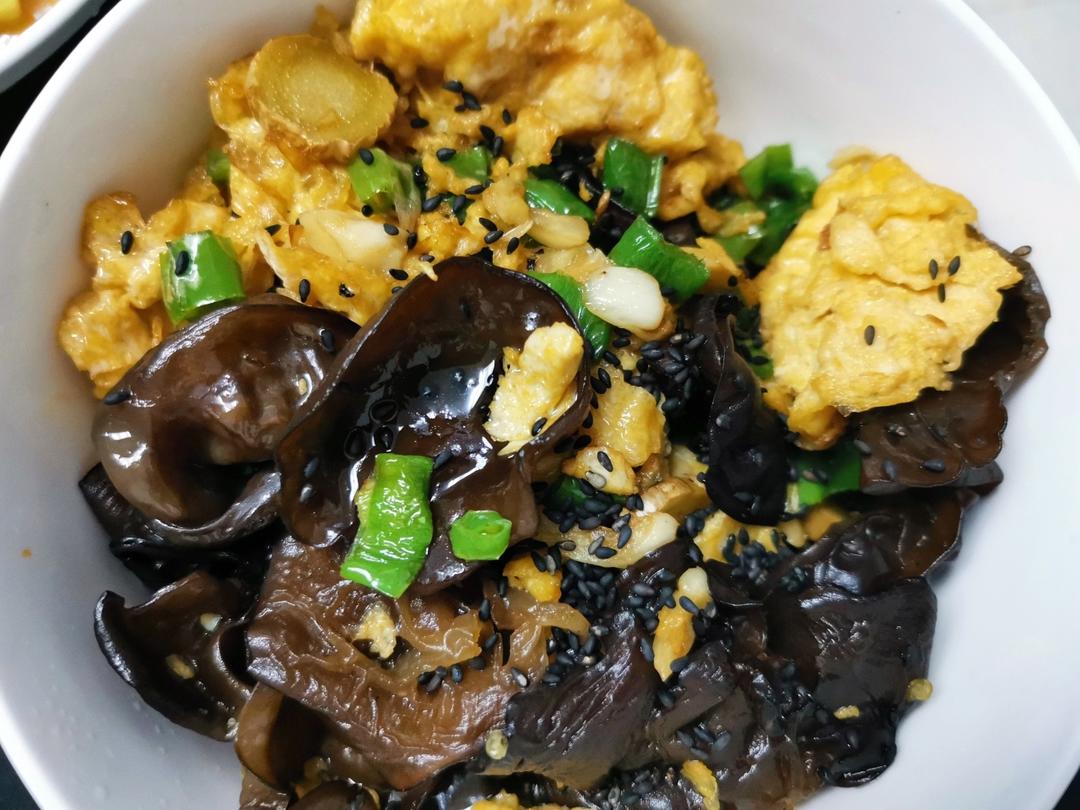 黑木耳青椒炒鸡蛋（营养又下饭）