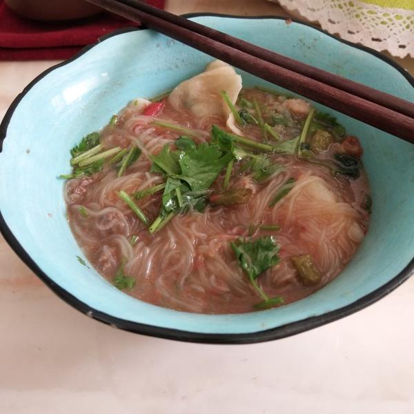 羊肉粉丝汆饺子